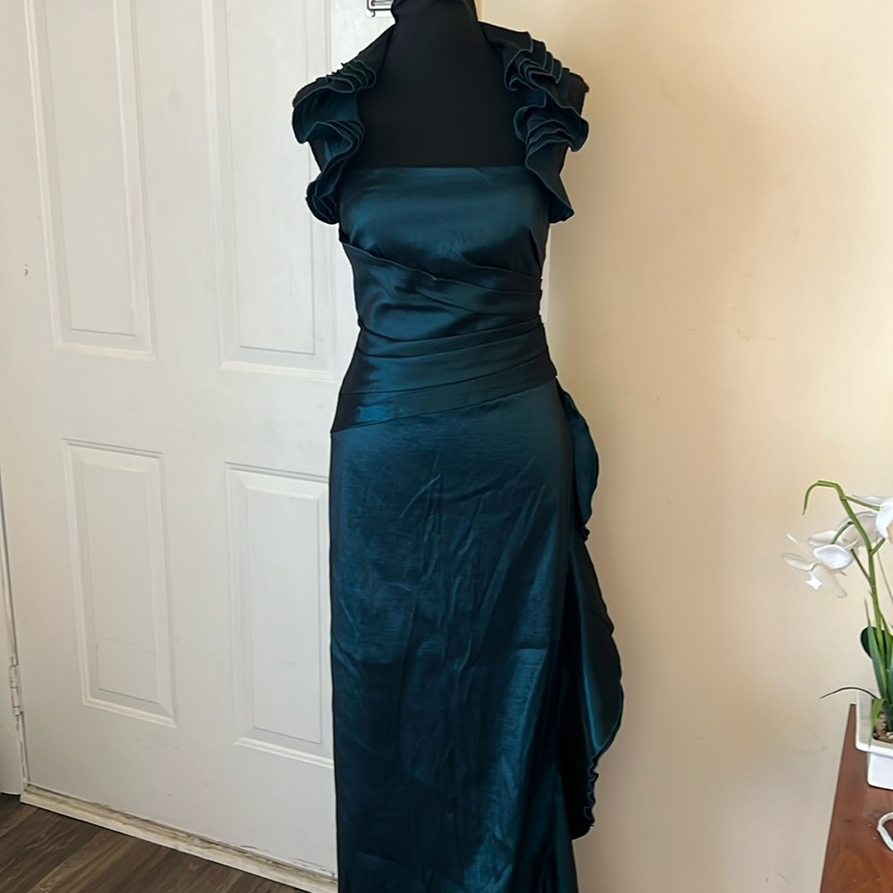 JS Collections Evening Gown Green
Ruffle Embellishment Size‎ 4